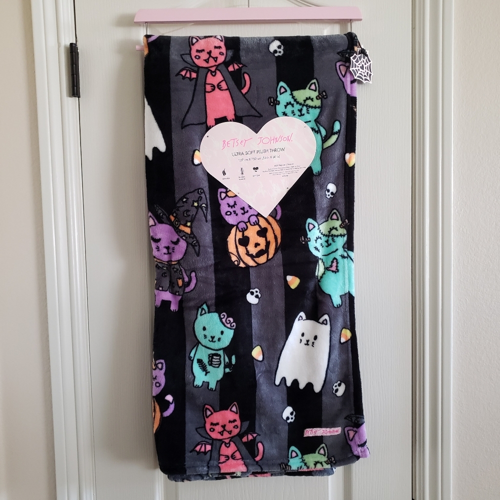 Betsey Johnson Halloween Cats In Costumes Black Gray Throw Blanket 50x60